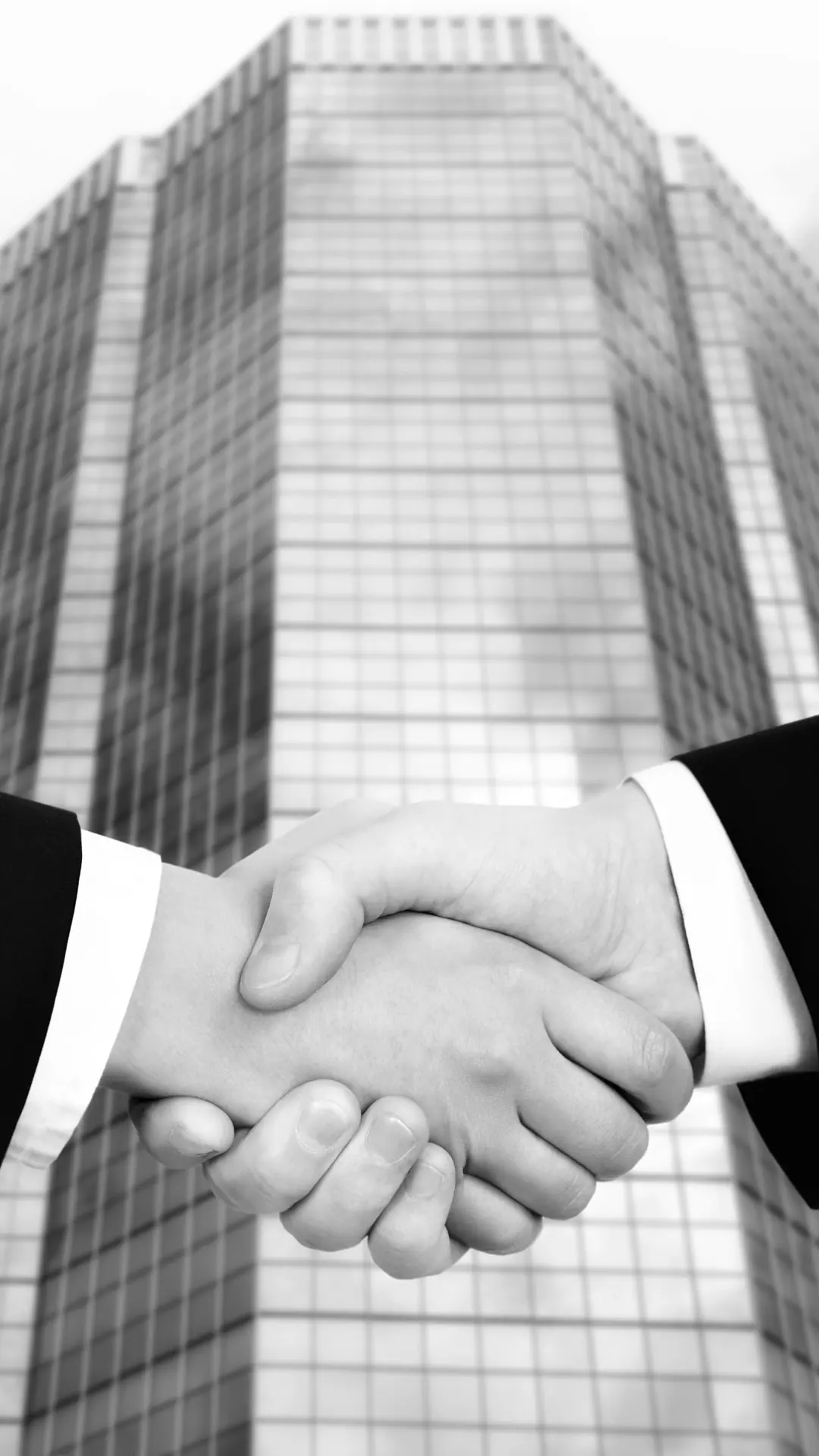 Mann am Schachbrett als Symbol für Strategie