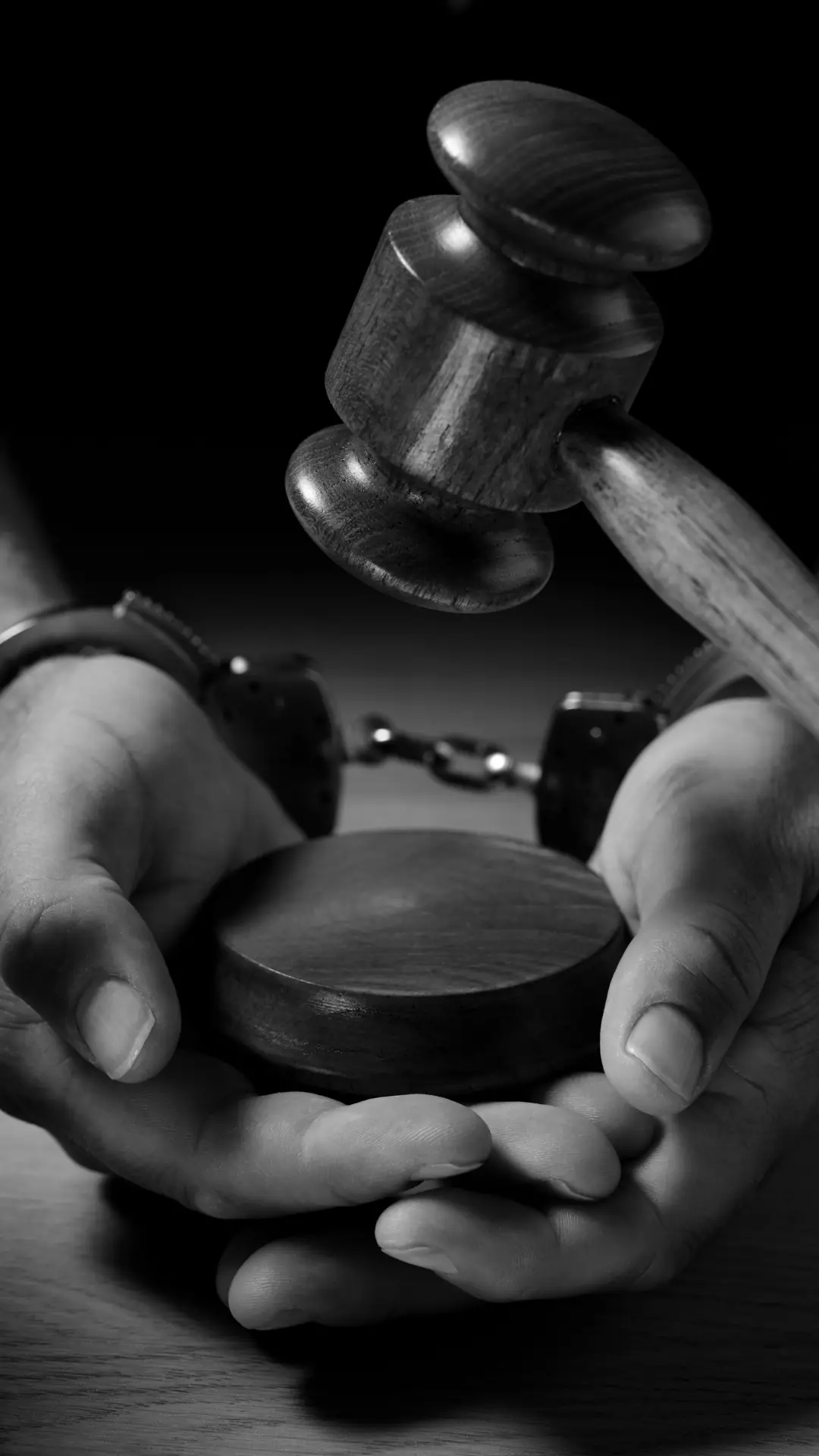 Symbolbild Hammer für staatliche Eingriffe