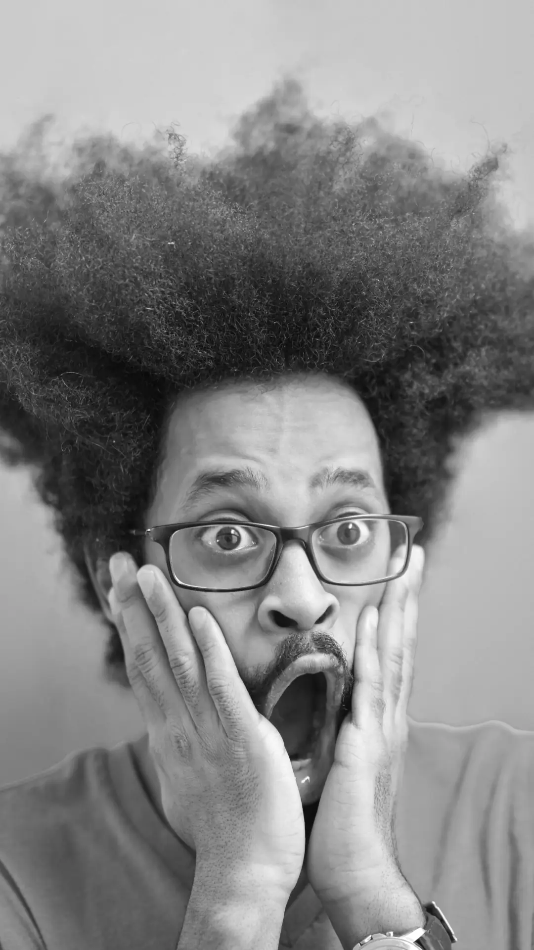 Schockierter Mann als Symbol für staatliche Zugriffe