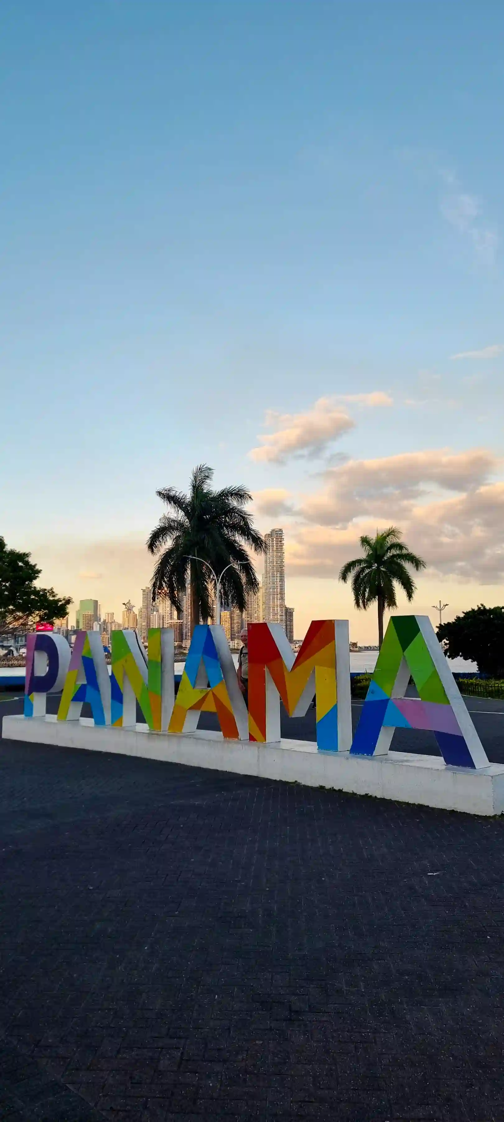 Panama-City-Schriftzug an einer Uferpromenade